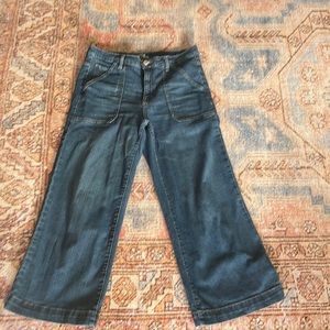 High waisted, wideleg, jeans.